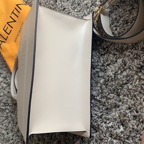 Valentino gorgeous  leather tote.. Made in 🇮🇹 - Picture 11 of 12